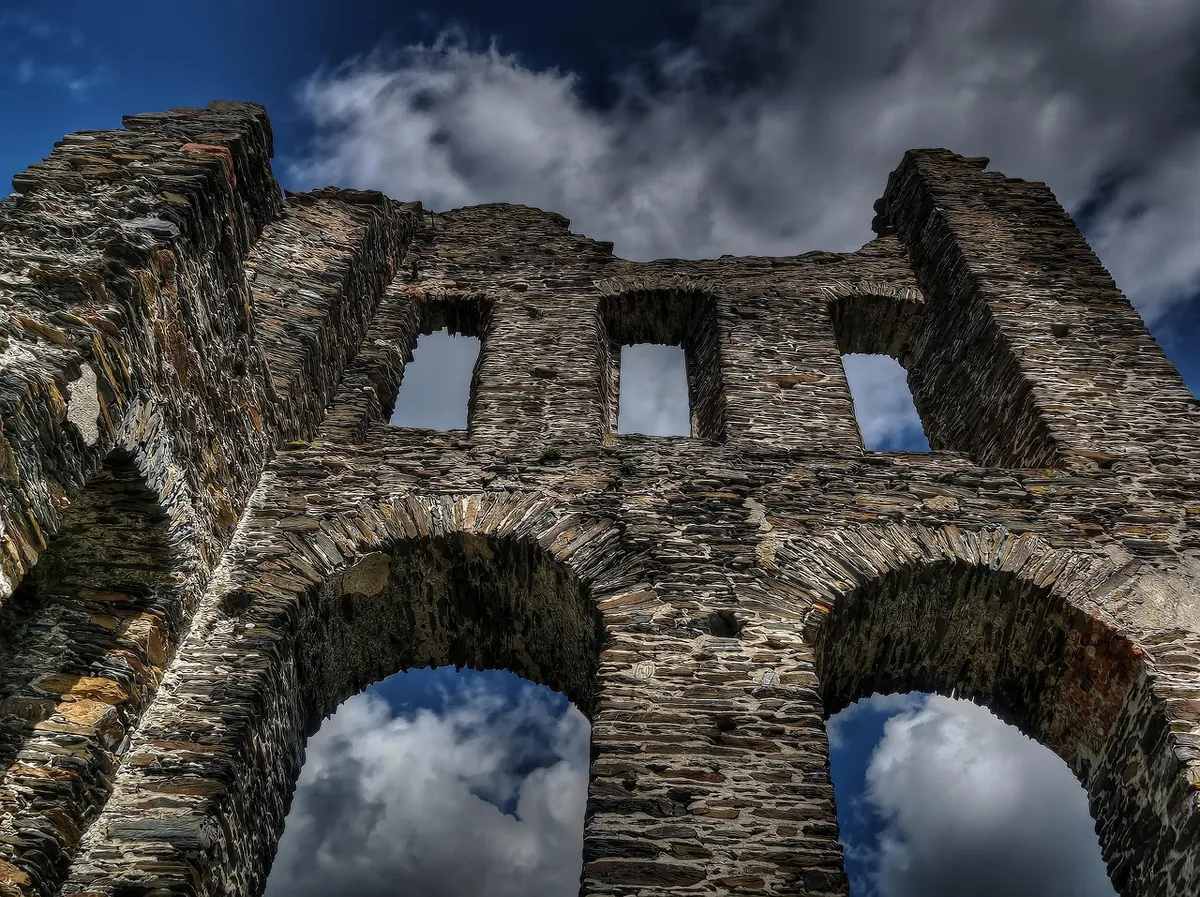 Legend or Historical Fact? A Comparison Guide to King Arthur and Robin Hood